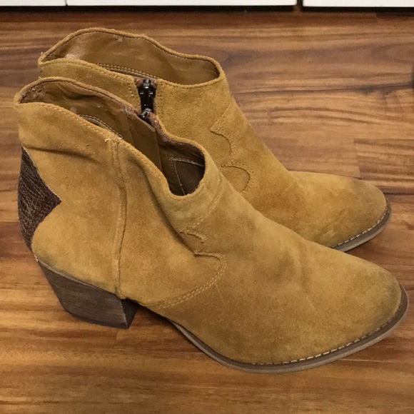 Marc Fisher Shoes - Marc Fisher ankle booties!